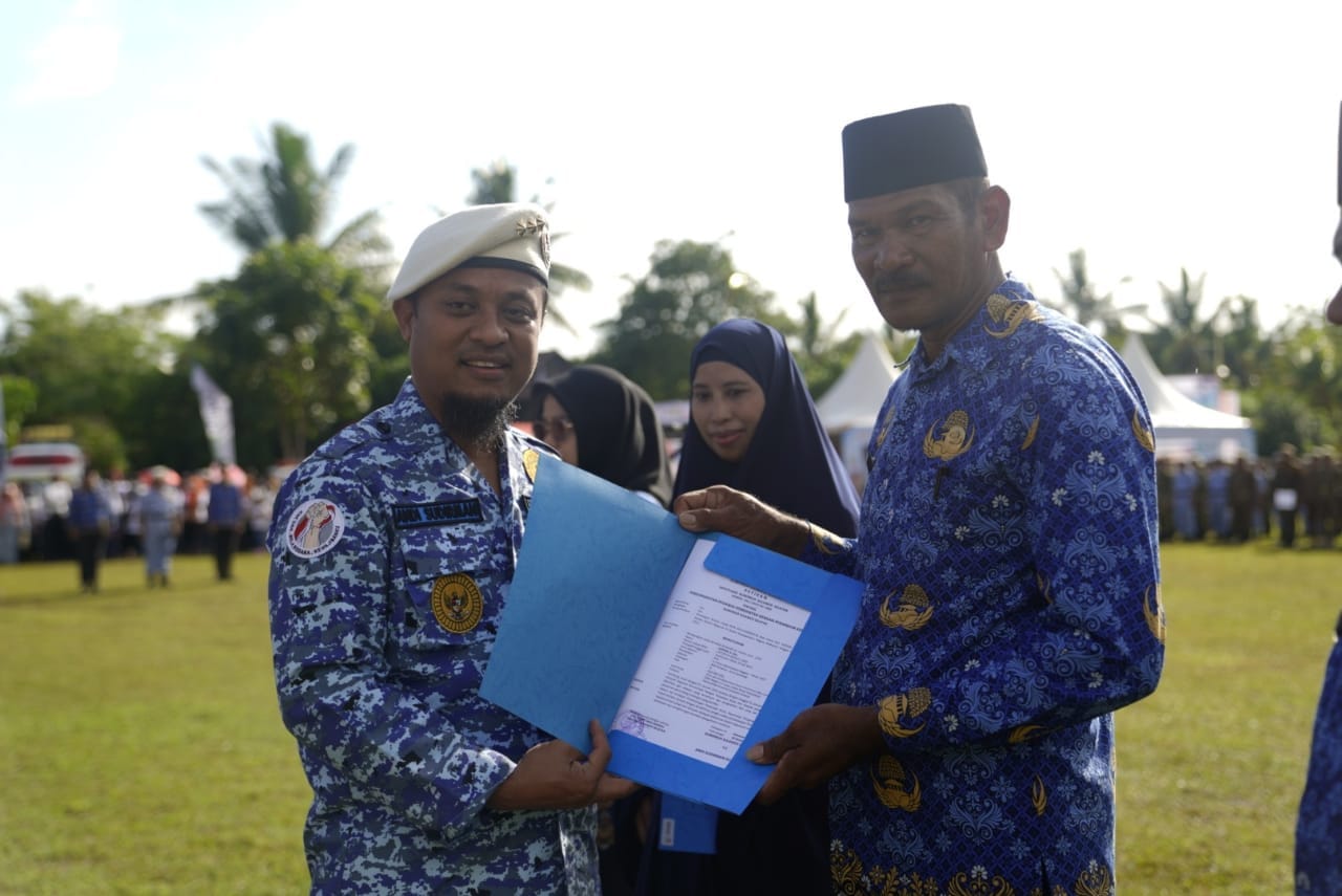 Upacara Hari Bela Negara ke-74 di Soppeng, Gubernur Serahkan SK P3K Kepada Honorer yang Sudah Mengabdi Puluhan Tahun